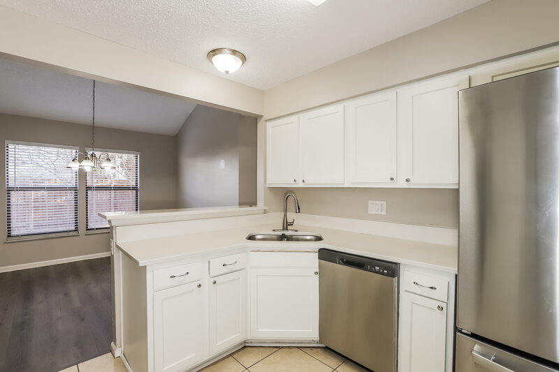 3,400/Mo, 2416 Kenwick Dr Valrico, FL 33596 Kitchen View 2