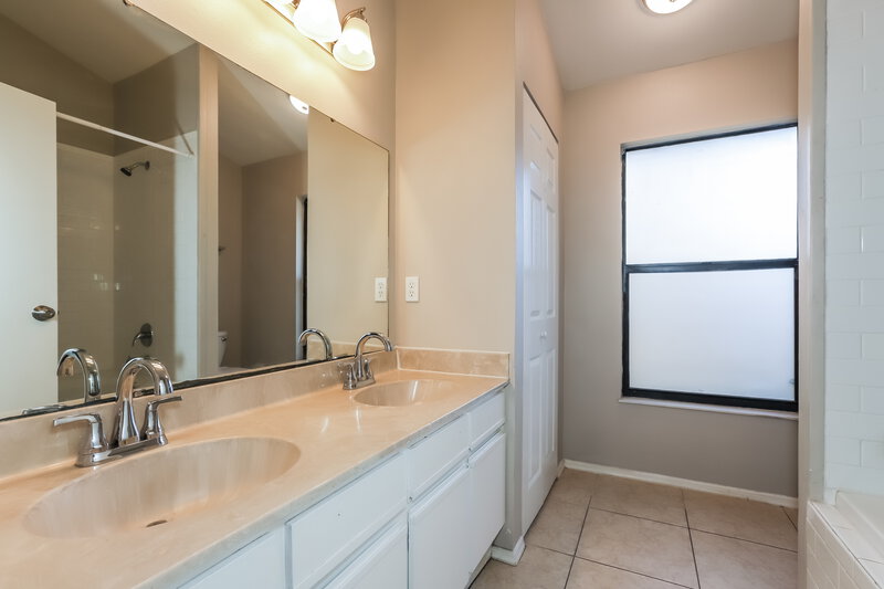 3,400/Mo, 2416 Kenwick Dr Valrico, FL 33596 Main Bathroom View