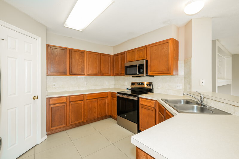 2,195/Mo, 12116 Tree Haven Ave Gibsonton, FL 33534 Kitchen View