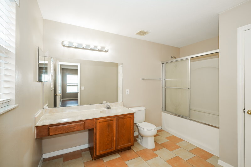 2,195/Mo, 12116 Tree Haven Ave Gibsonton, FL 33534 Main Bathroom View