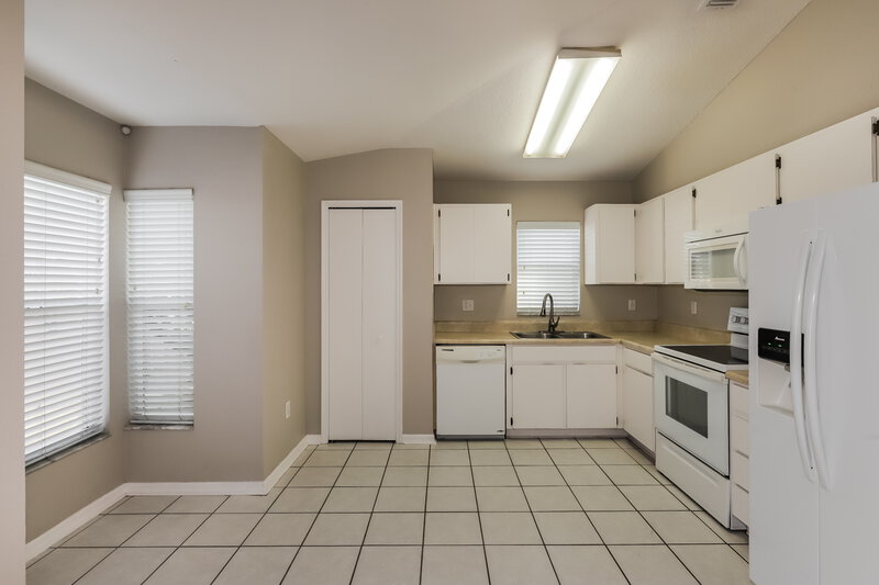 2,305/Mo, 219 Lookout Dr Apollo Beach, FL 33572 Kitchen View