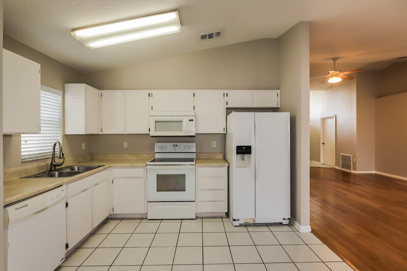 2,305/Mo, 219 Lookout Dr Apollo Beach, FL 33572 Kitchen View 2