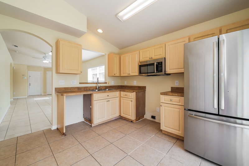 1,835/Mo, 7426 Oxford Garden Cir Apollo Beach, FL 33572 Kitchen View