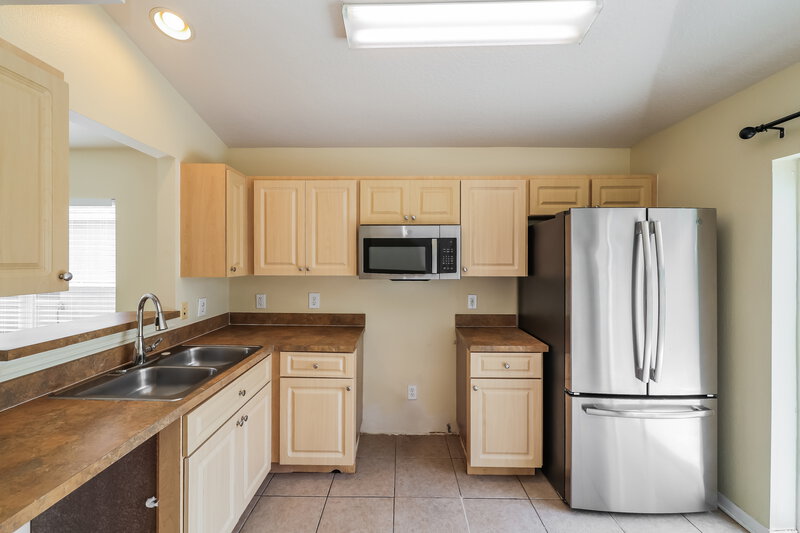 1,835/Mo, 7426 Oxford Garden Cir Apollo Beach, FL 33572 Kitchen View 2