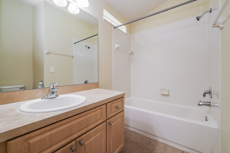 1,835/Mo, 7426 Oxford Garden Cir Apollo Beach, FL 33572 Main Bathroom View