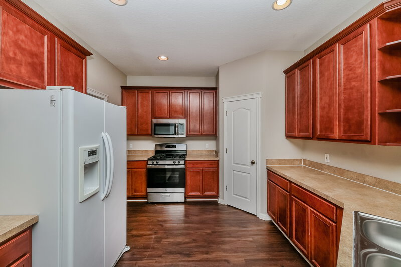 2,060/Mo, 6816 Surrey Oak Dr Apollo Beach, FL 33572 Kitchen View