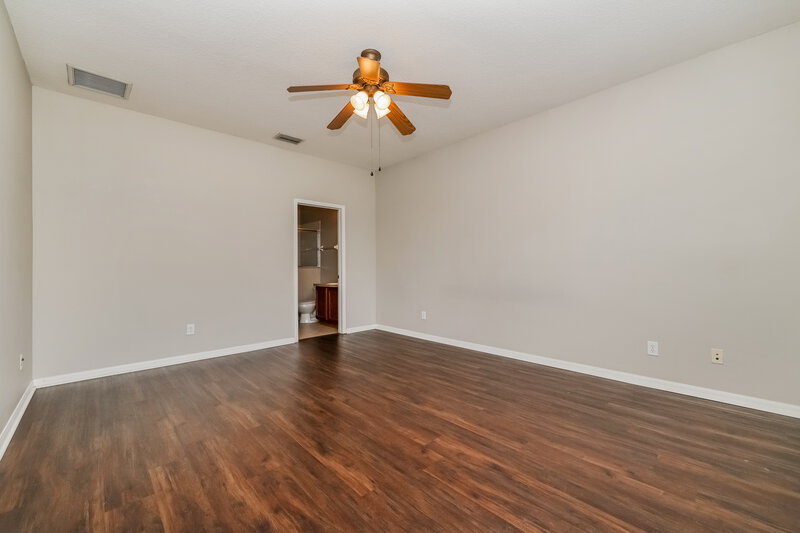 2,060/Mo, 6816 Surrey Oak Dr Apollo Beach, FL 33572 Main Bedroom View