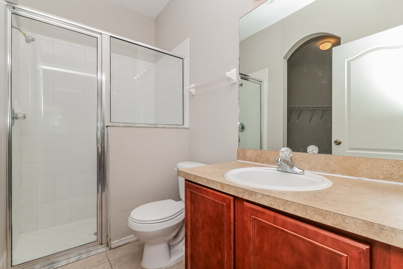 2,060/Mo, 6816 Surrey Oak Dr Apollo Beach, FL 33572 Main Bathroom View