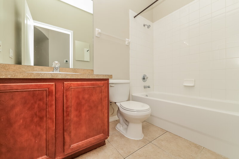2,060/Mo, 6816 Surrey Oak Dr Apollo Beach, FL 33572 Bathroom View