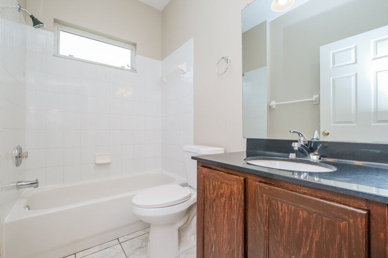 2,580/Mo, 18003 Misty Blue Ln Tampa, FL 33647 Bathroom View