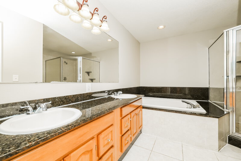 2,350/Mo, 23214 Sierra Rd Land O' Lakes, FL 34639 Main Bathroom View