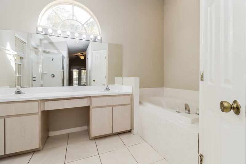3,630/Mo, 7249 Captiva Cir New Port Richey, FL 34655 Main Bathroom View 2