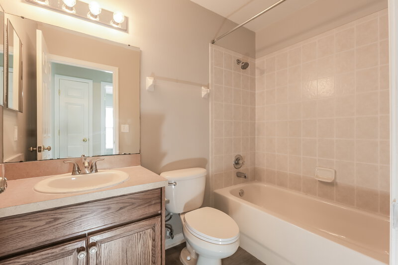 1,955/Mo, 1217 Barclay Wood Dr Ruskin, FL 33570 Bathroom View