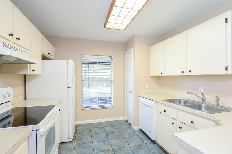 3,440/Mo, 1600 Coppersmith Ct Lutz, FL 33559 Kitchen View
