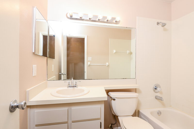 3,440/Mo, 1600 Coppersmith Ct Lutz, FL 33559 Bathroom View 2