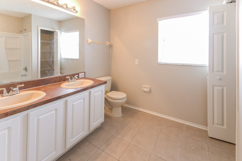 2,215/Mo, 9826 Morris Glen Way Temple Terrace, FL 33637 Main Bathroom View