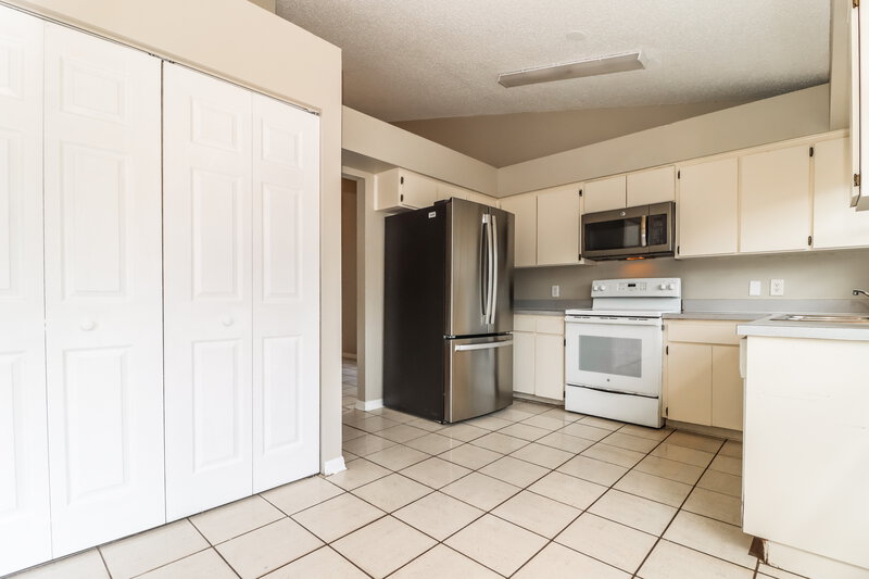 2,145/Mo, 9755 Fox Hollow Rd Tampa, FL 33647 Kitchen View