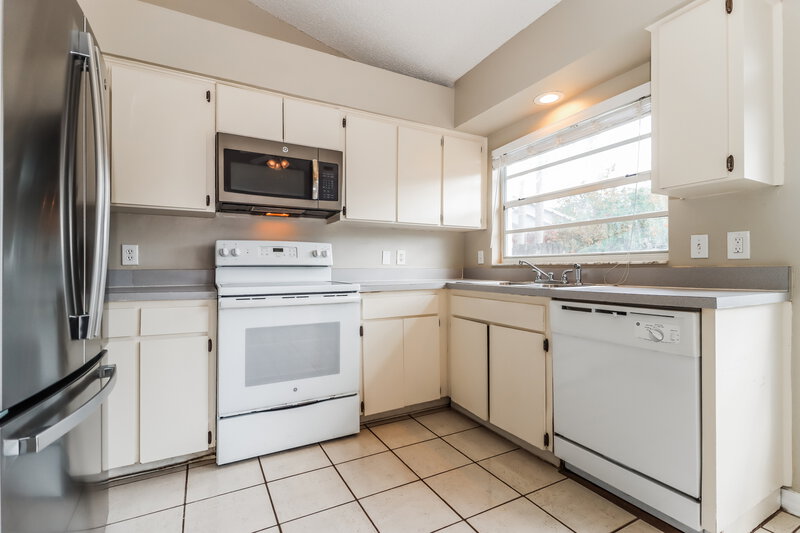 2,145/Mo, 9755 Fox Hollow Rd Tampa, FL 33647 Kitchen View 2