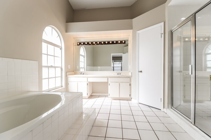 2,145/Mo, 9755 Fox Hollow Rd Tampa, FL 33647 Main Bathroom View