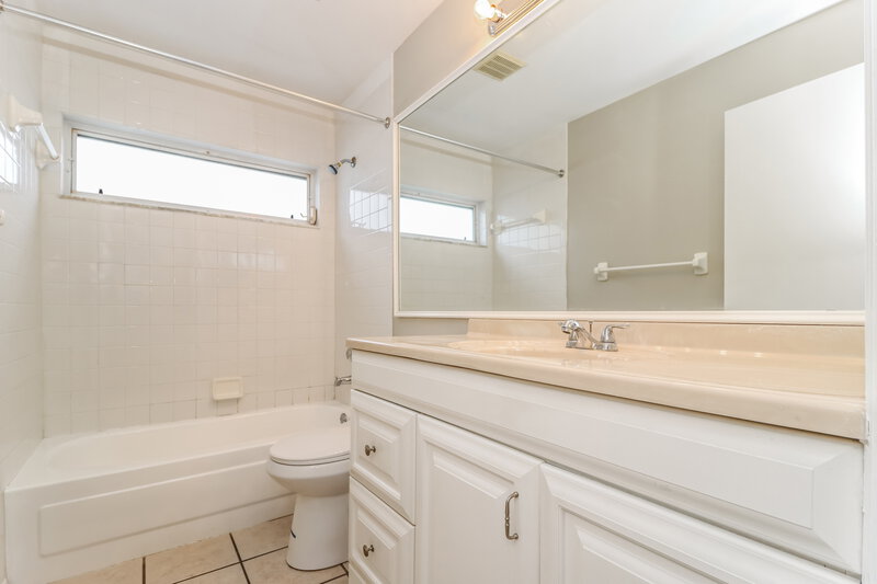 2,145/Mo, 9755 Fox Hollow Rd Tampa, FL 33647 Bathroom View