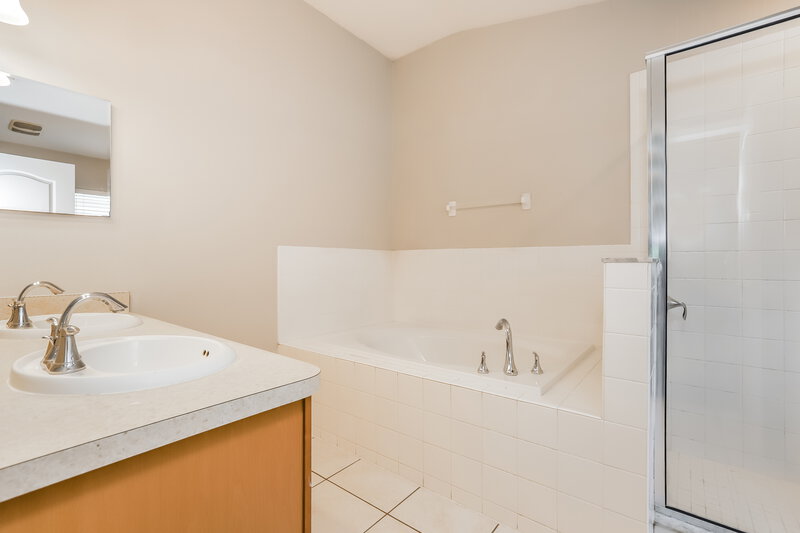 2,065/Mo, 2257 Colville Chase Dr Ruskin, FL 33570 Main Bathroom View