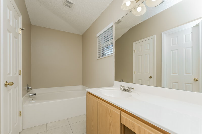 2,435/Mo, 6205 Venezia Pl Riverview, FL 33578 Main Bathroom View 2