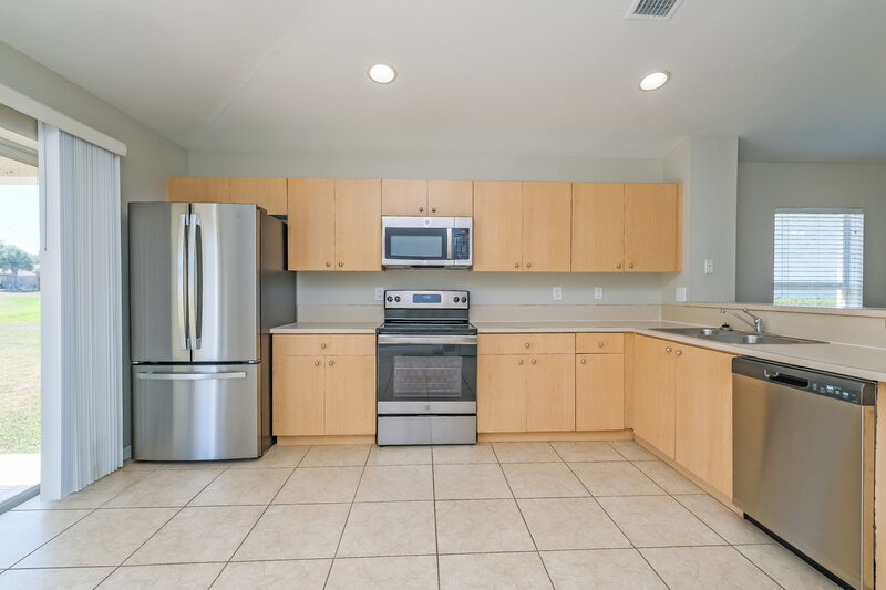2,075/Mo, 11204 Cocoa Beach Dr Riverview, FL 33569 Kitchen View