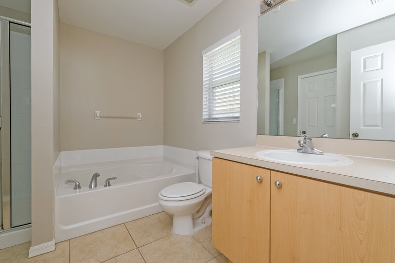 2,075/Mo, 11204 Cocoa Beach Dr Riverview, FL 33569 Main Bathroom View