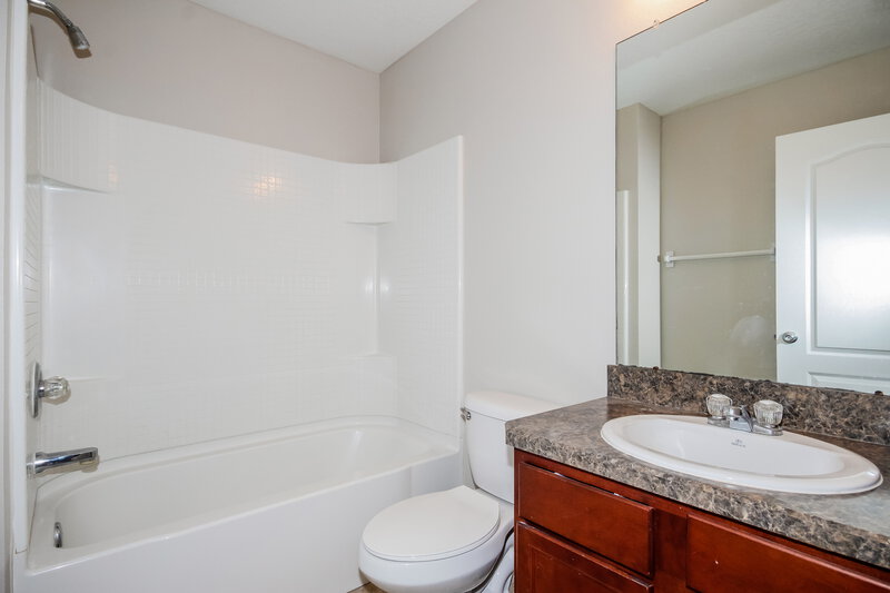 4,160/Mo, 505 Corbett Bluff Dr Ruskin, FL 33570 Bathroom View