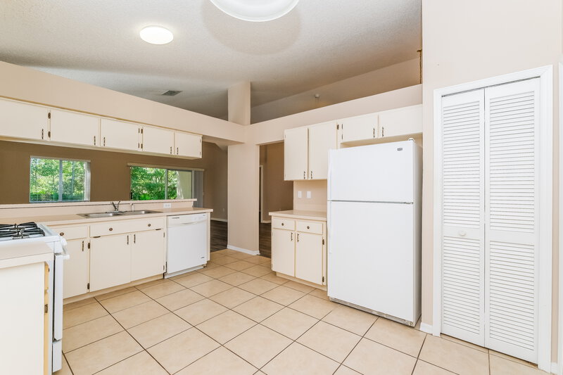 1,960/Mo, 28246 Tall Grass Dr Wesley Chapel, FL 33543 Kitchen View