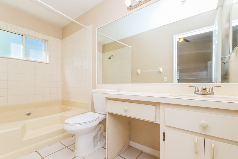 1,960/Mo, 28246 Tall Grass Dr Wesley Chapel, FL 33543 Main Bathroom View