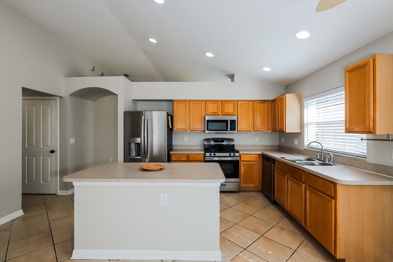 1,890/Mo, 7613 Wiltshire Park Pl Apollo Beach, FL 33572 Kitchen View