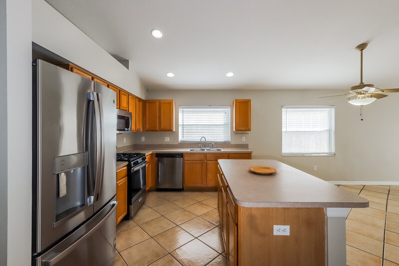 1,890/Mo, 7613 Wiltshire Park Pl Apollo Beach, FL 33572 Kitchen View 2