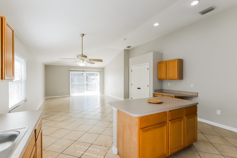 1,890/Mo, 7613 Wiltshire Park Pl Apollo Beach, FL 33572 Kitchen View 3