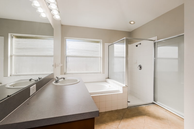 1,890/Mo, 7613 Wiltshire Park Pl Apollo Beach, FL 33572 Main Bathroom View