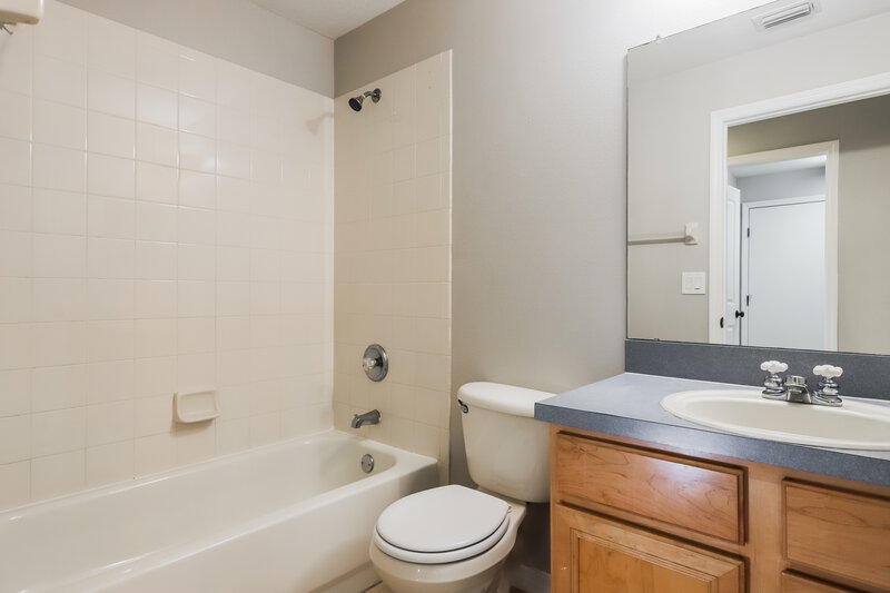1,890/Mo, 7613 Wiltshire Park Pl Apollo Beach, FL 33572 Bathroom View