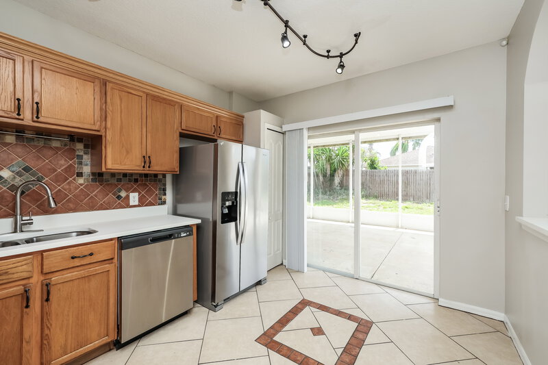 2,100/Mo, 12723 Adventure Dr Riverview, FL 33579 Kitchen View 2