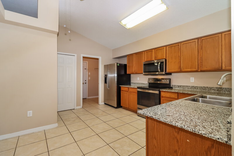 1,995/Mo, 12031 Butler Woods Cir Riverview, FL 33579 Kitchen View 2