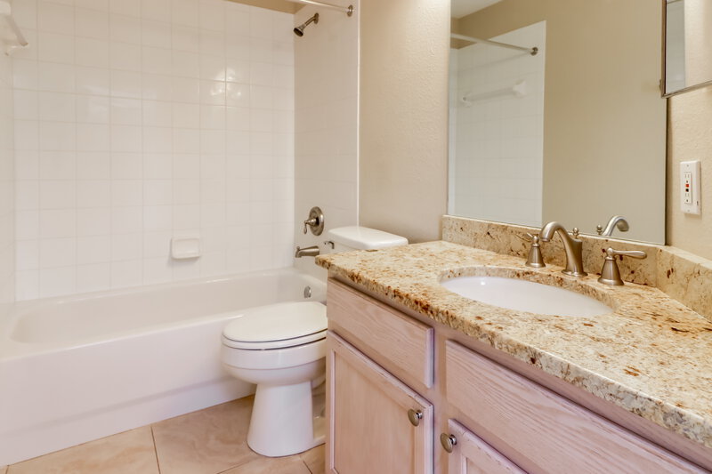 2,565/Mo, 5612 Terrain de Golf Dr Lutz, FL 33558 Bathroom View