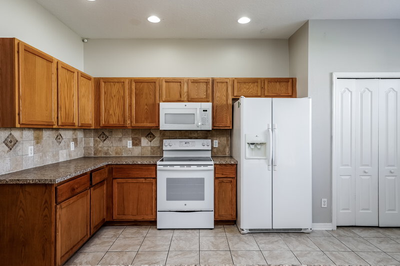 2,155/Mo, 7926 Endless Summer Ct Land O' Lakes, FL 34637 Kitchen View 2