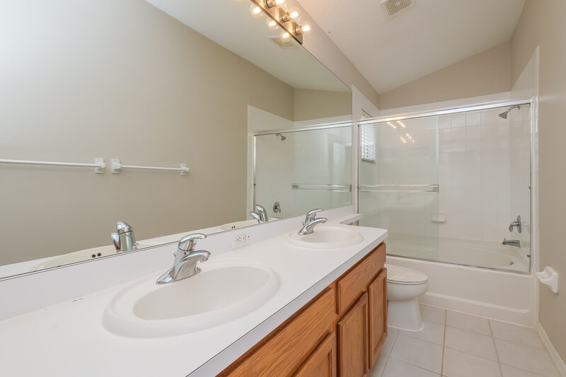 2,115/Mo, 3824 Briley Loop Land O' Lakes, FL 34638 Main Bathroom View