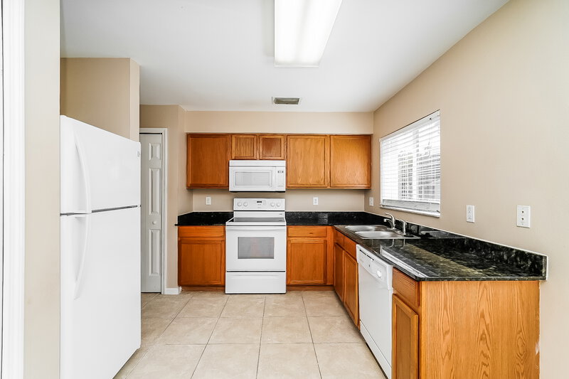 2,020/Mo, 11716 Brenford Crest Dr Riverview, FL 33579 Kitchen View