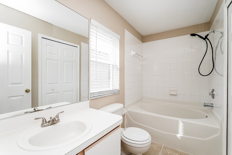 2,020/Mo, 11716 Brenford Crest Dr Riverview, FL 33579 Main Bathroom View