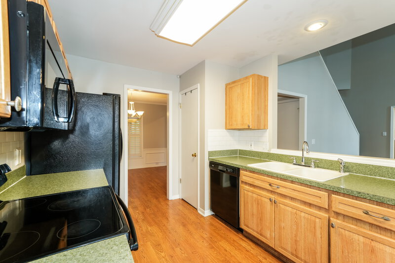 2,310/Mo, 17703 Parkway Green Ln Tampa, FL 33647 Kitchen View 2