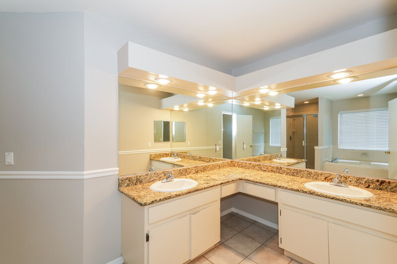 2,310/Mo, 17703 Parkway Green Ln Tampa, FL 33647 Main Bathroom View