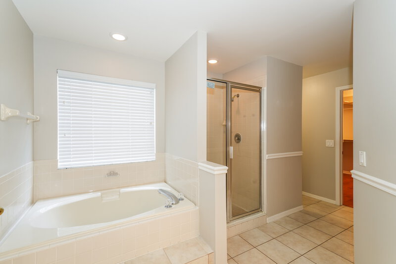 2,310/Mo, 17703 Parkway Green Ln Tampa, FL 33647 Main Bathroom View 2