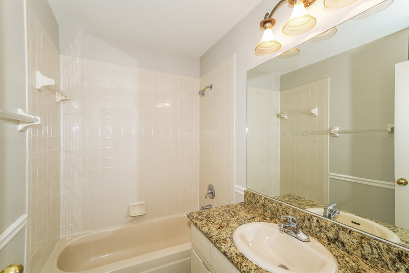 2,310/Mo, 17703 Parkway Green Ln Tampa, FL 33647 Bathroom View