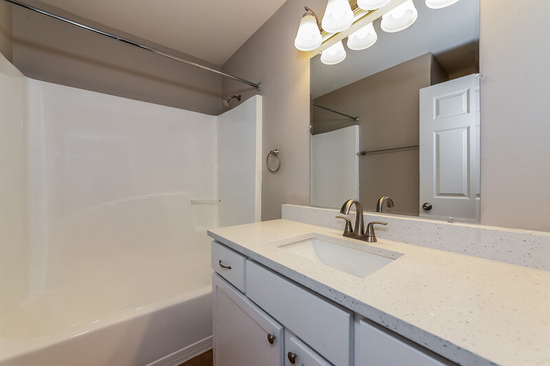 2,200/Mo, 11942 Lark Song Loop Riverview, FL 33579 Bathroom View