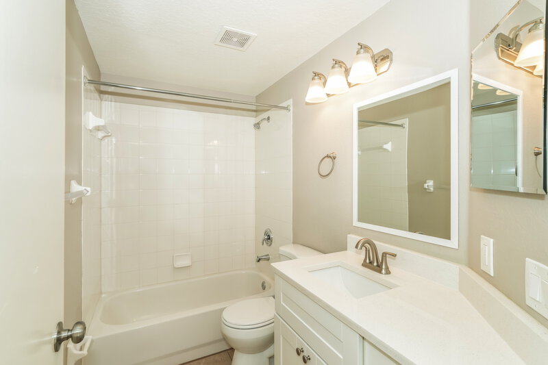 2,300/Mo, 29805 Morningmist Dr Wesley Chapel, FL 33543 Bathroom View