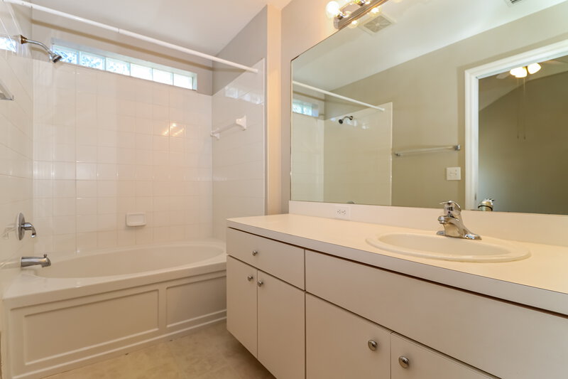 1,980/Mo, 6923 Summer Harbor Ln Riverview, FL 33578 Main Bathroom View